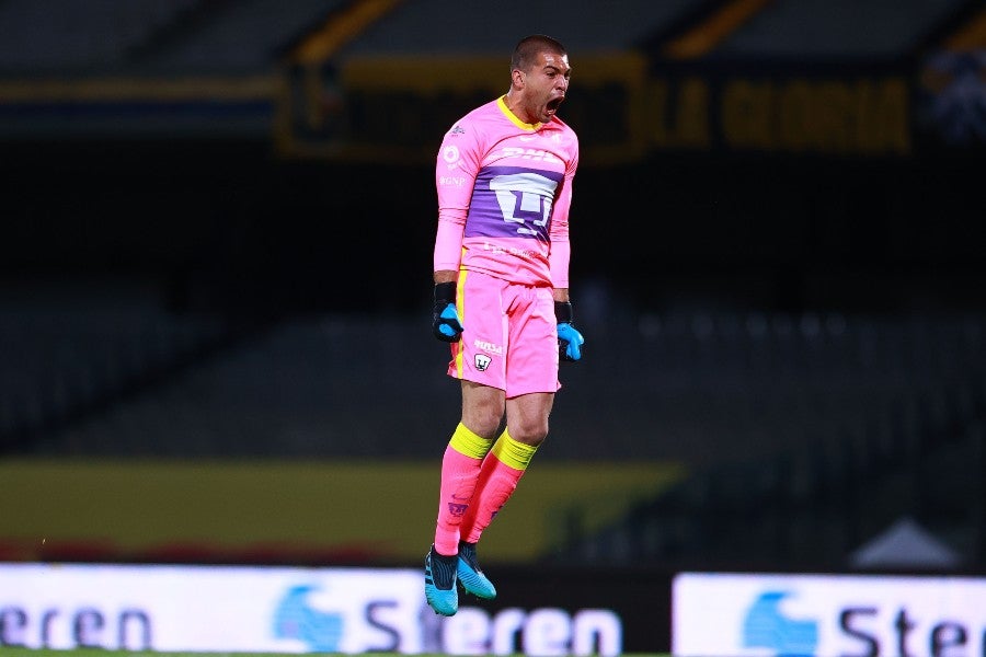 Julio González durante un partido con Pumas