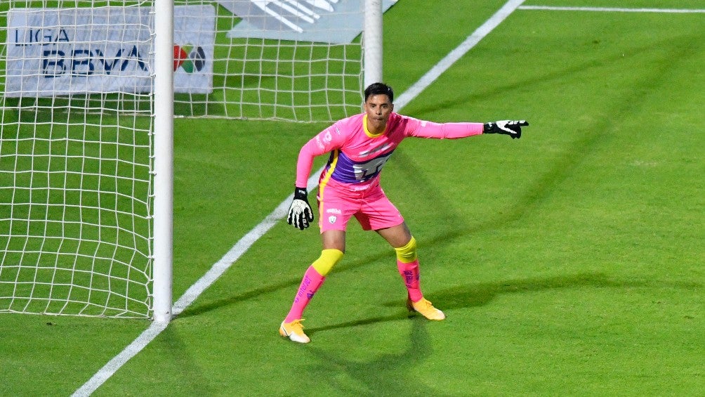 Alfredo Talavera durante un partido con Pumas