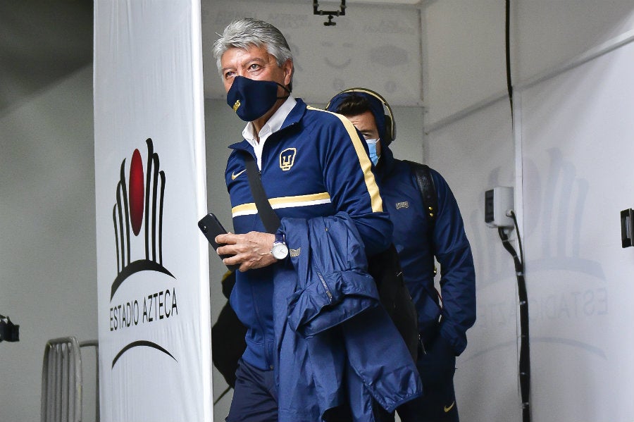 Jesús Ramírez arribando al Estadio Azteca