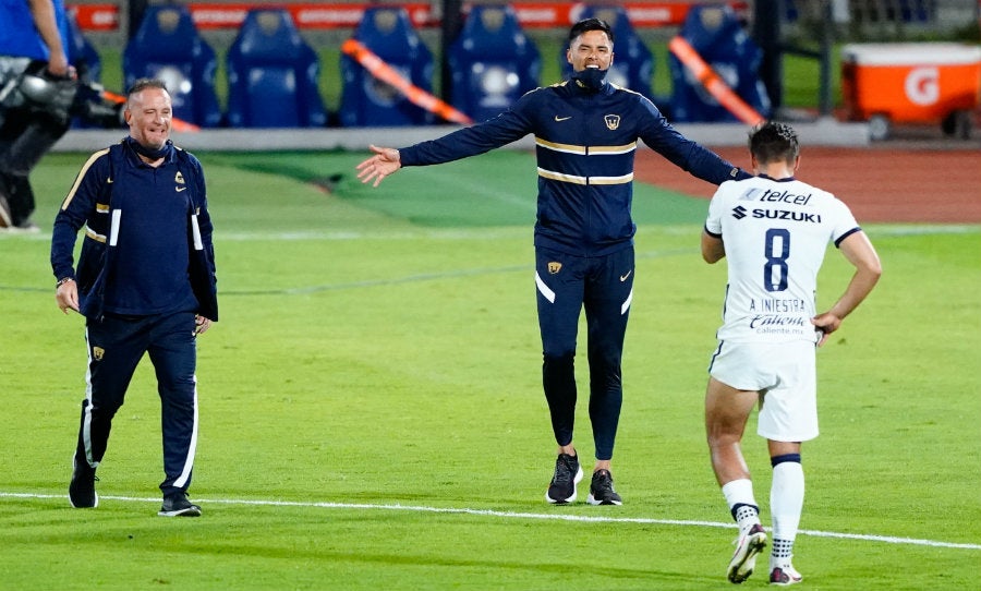 Andrés Lillini y Alfredo Talavera felicitan a Andrés Iniestra