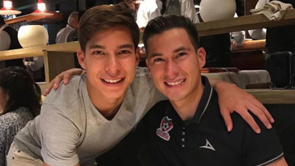 Diego y Mauro posan para una foto familiar