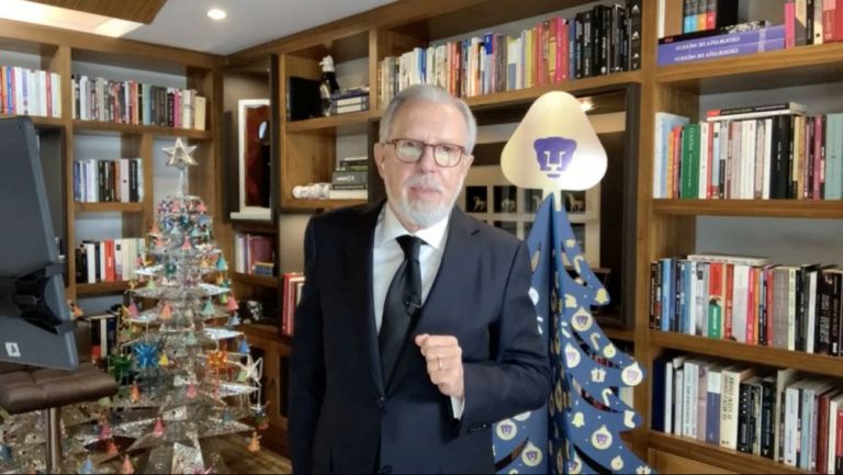 Joaquín López-Dóriga junto al árbol de Navidad de los Pumas