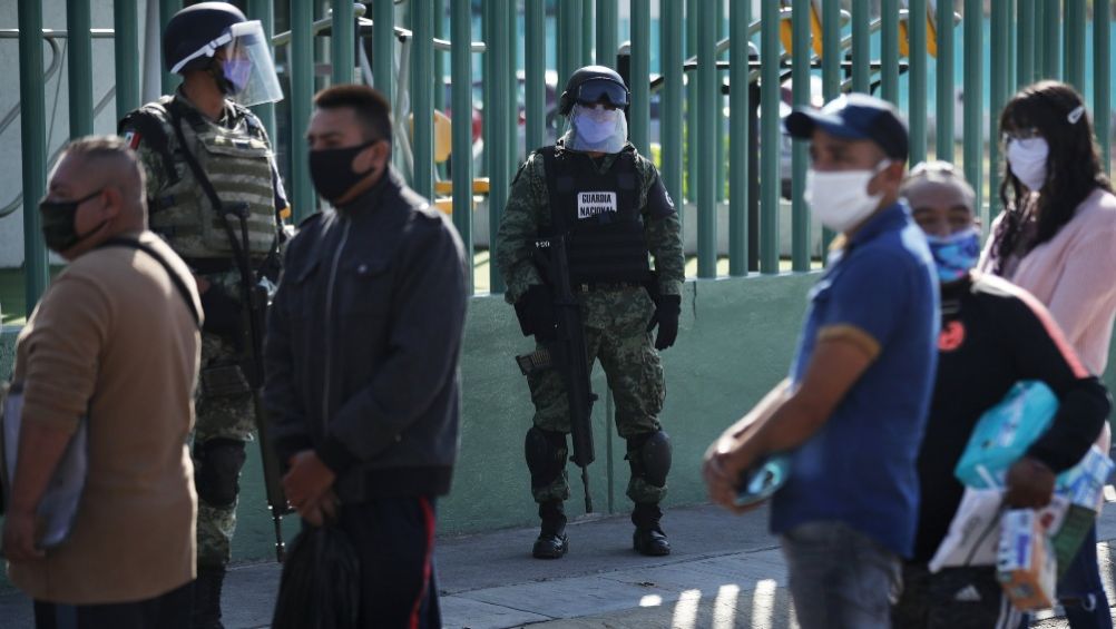 Habitantes de Ecatepec asistiendo a una unidad clínica