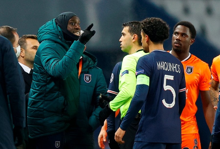 Pierre Webó y el árbitro en el juego entre el Istanbul y el PSG