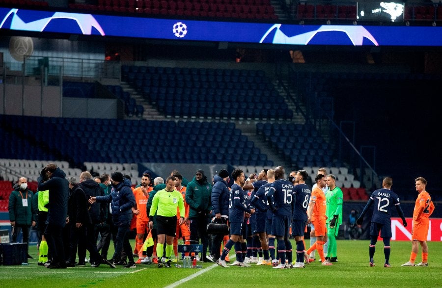 Jugadores del Istanbul y el PSG