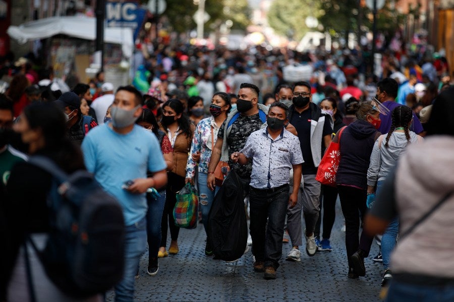 Ciudadanos mexicanos caminando en pandemia