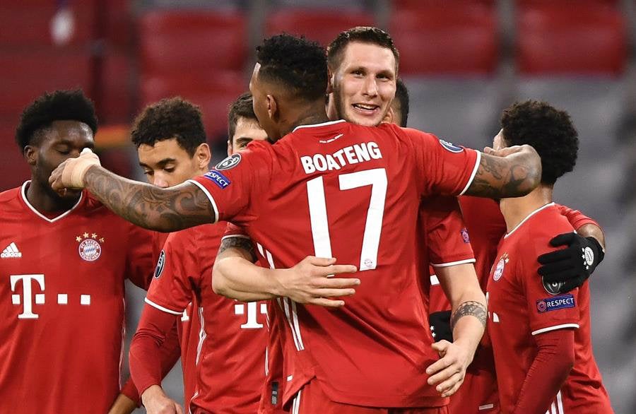 Niklas Süle festeja con sus compañeros su anotación