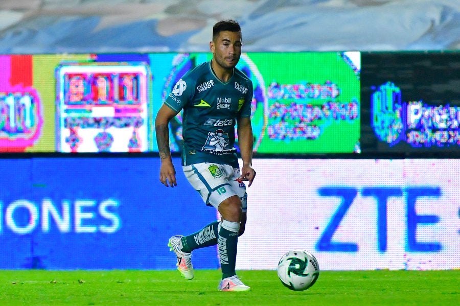 Jean Meneses en un partido con León