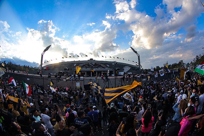 Aficionados de Pumas, en las afueras del Olímpico Universitario