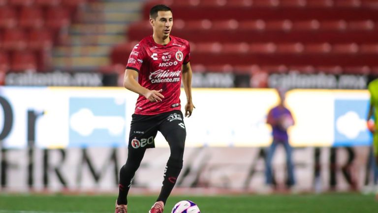 Mauro Lainez durante un partido con Xolos