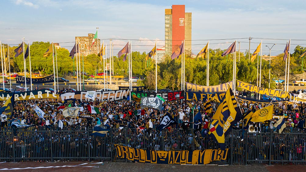 Fans de la UNAM alientan a su equipo antes de la Vuelta contra Cruz Azul