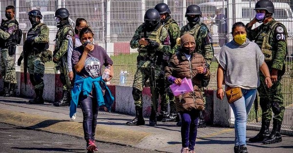 Habitantes de Ecatepec asistiendo a una unidad clínica