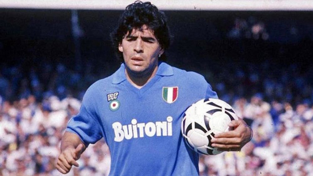 Maradona durante un duelo con el Napoli 