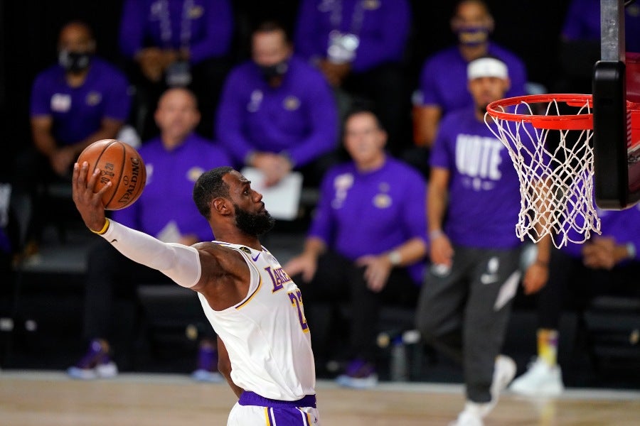 LeBron James en un partido con los Lakers