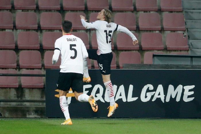 Hauge celebra un gol con el Milan