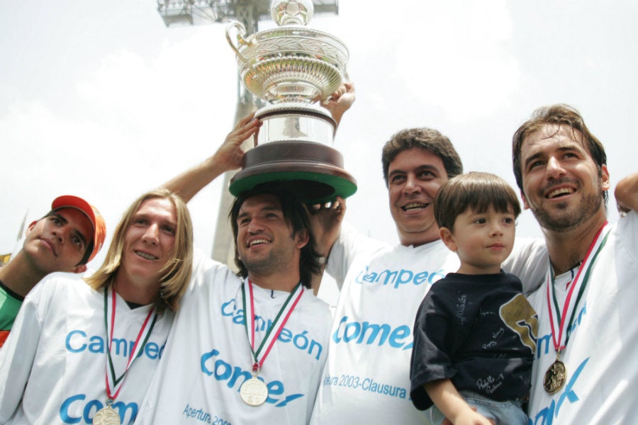 Arturo Elías Ayub festejando título de Pumas