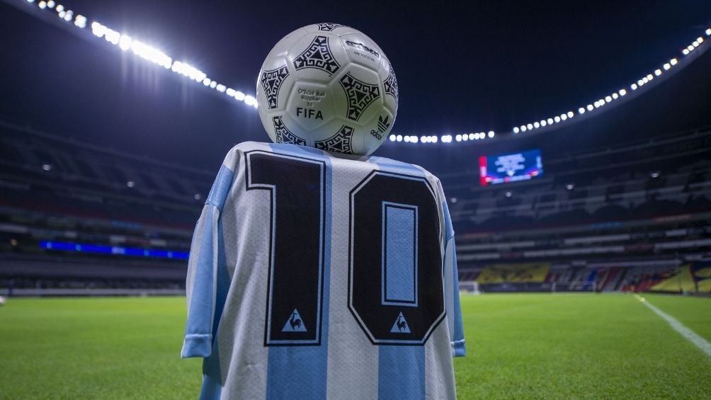 El Estadio Azteca rindió homenaje a Maradona 