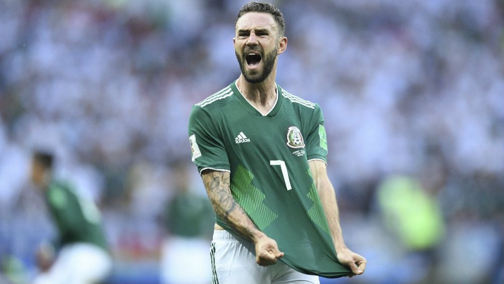 Miguel Layún festejando con el Tri