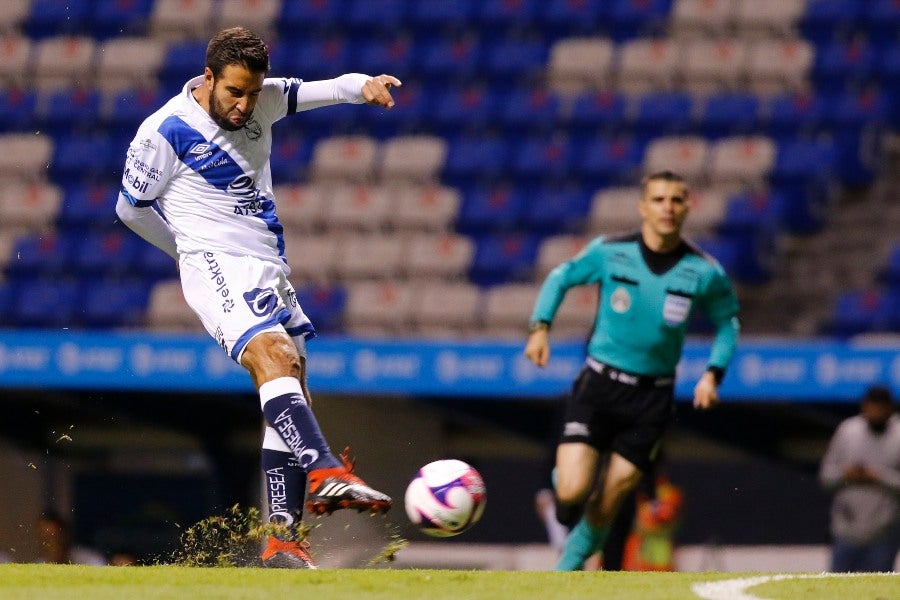 Pablo González en un partido con el Puebla