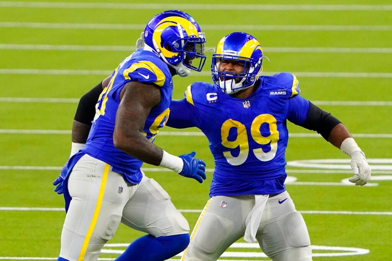 Michael Brockers y Aaron Donald celebran una jugada