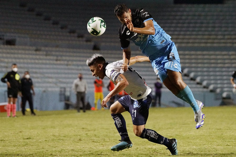 Tony López pelea el balón con Ricardo Peña