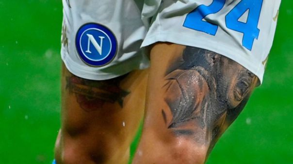 Muslo de Insigne con el tatuaje de Maradona