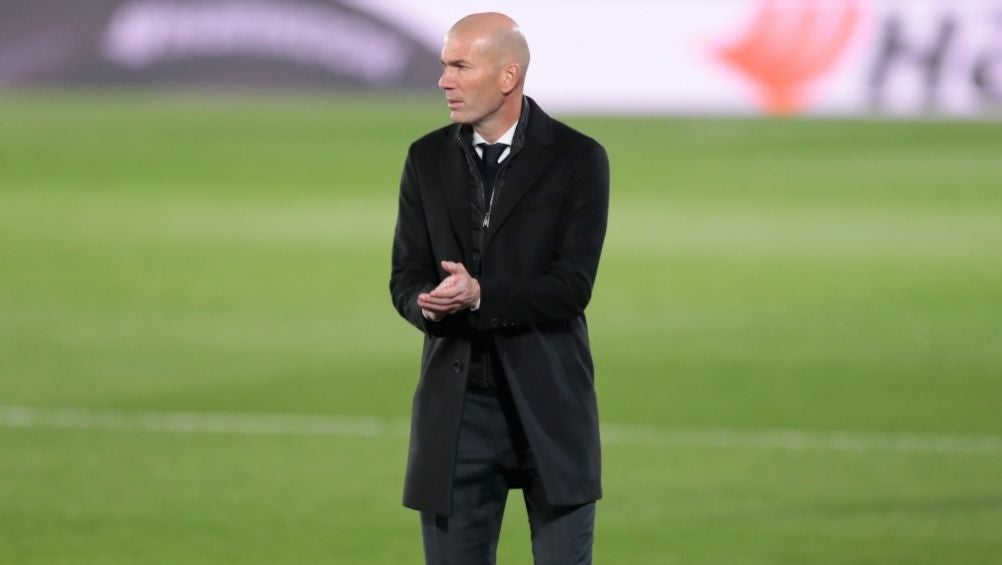 Zinedine Zidane dirigiendo un partido del Real Madrid