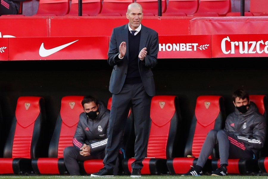 Zinedine Zidane dirigiendo un partido del Real Madrid