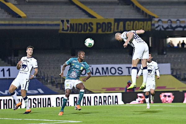 Cabezazo de gol de Carlos González ante León