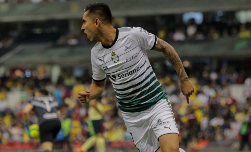 Jesús Isijara luego de anotar gol con Santos