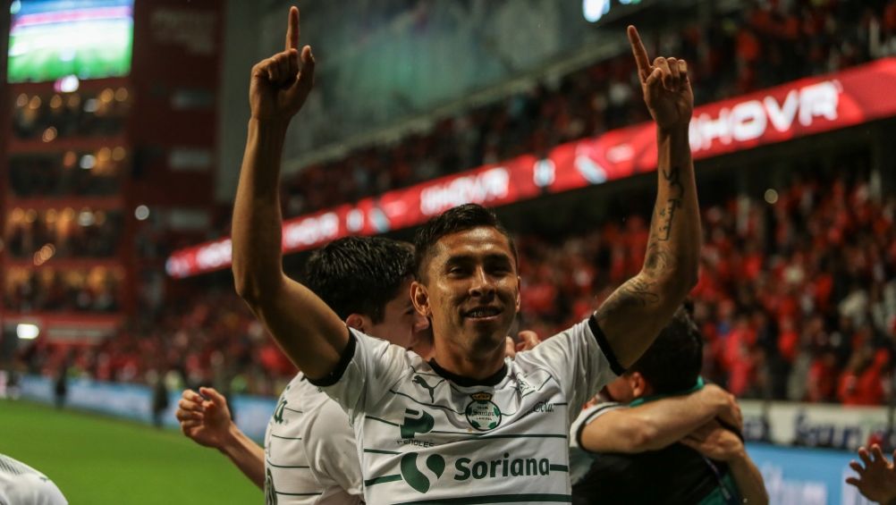 Jesús Isijara luego de ser campeón con Santos