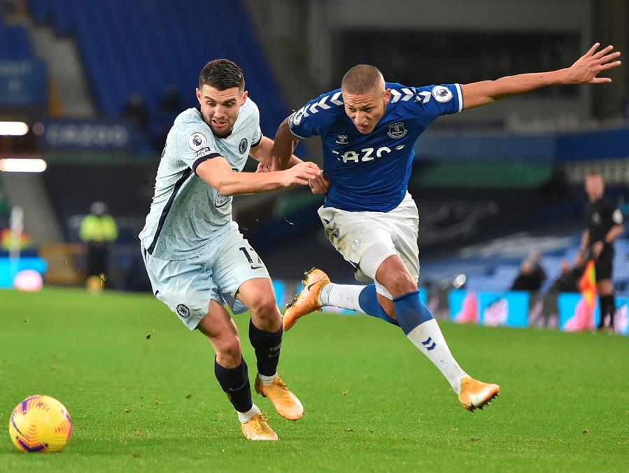 Kovacic en disputa con Richarlison