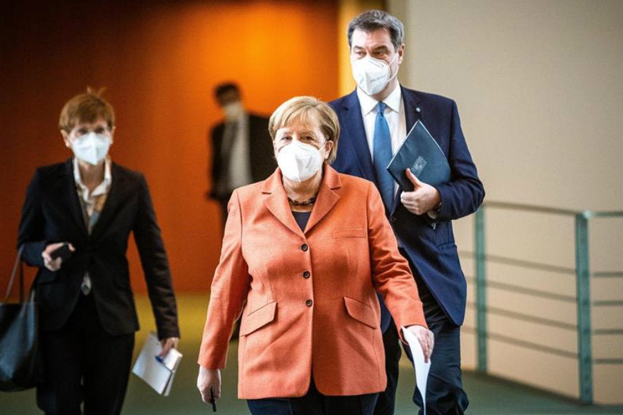 Angela Merkel previo a hacer el anuncio del cierre de escuelas y comercios