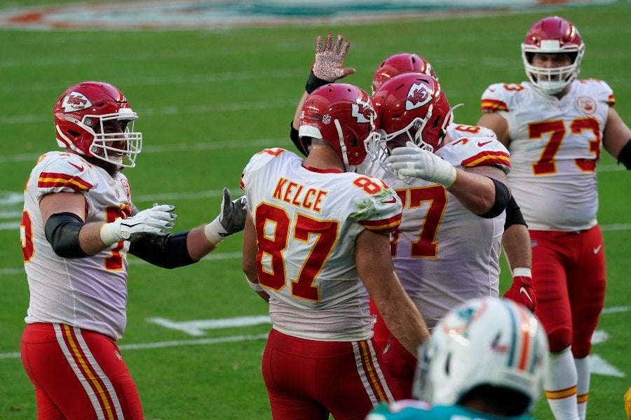 Travis Kelce celebrando una anotación con sus compañeros