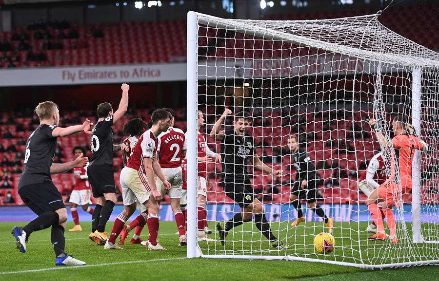 El autogol de Pierre-Emerick Aubameyang que le dio la victoria al Burnley