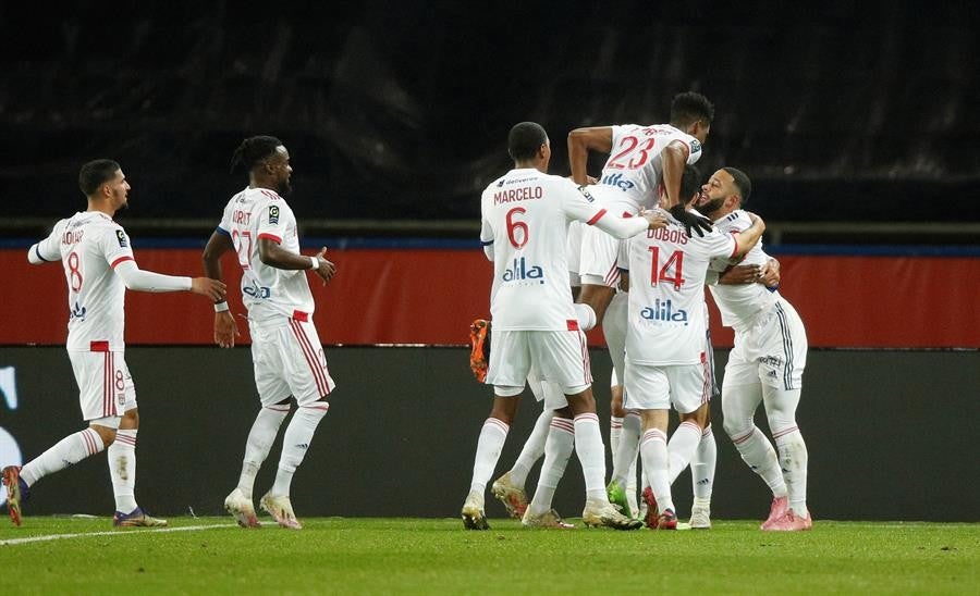 Jugadores del Lyon celebran gol ante PSG