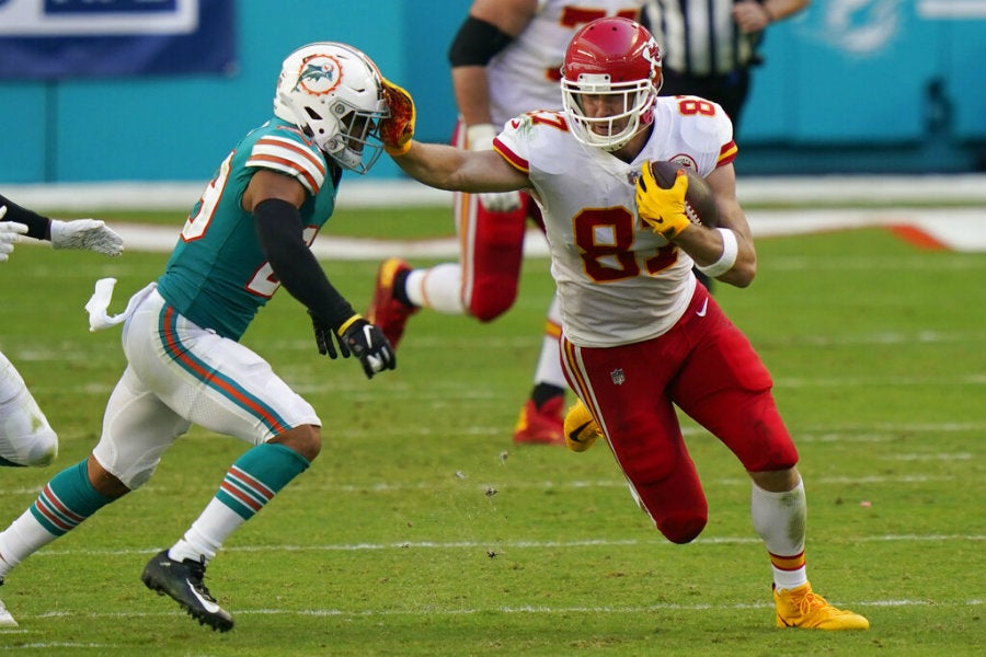 Travis Kelce bloquea a Brandon Jones en triunfo de Chiefs sobre Dolphins 