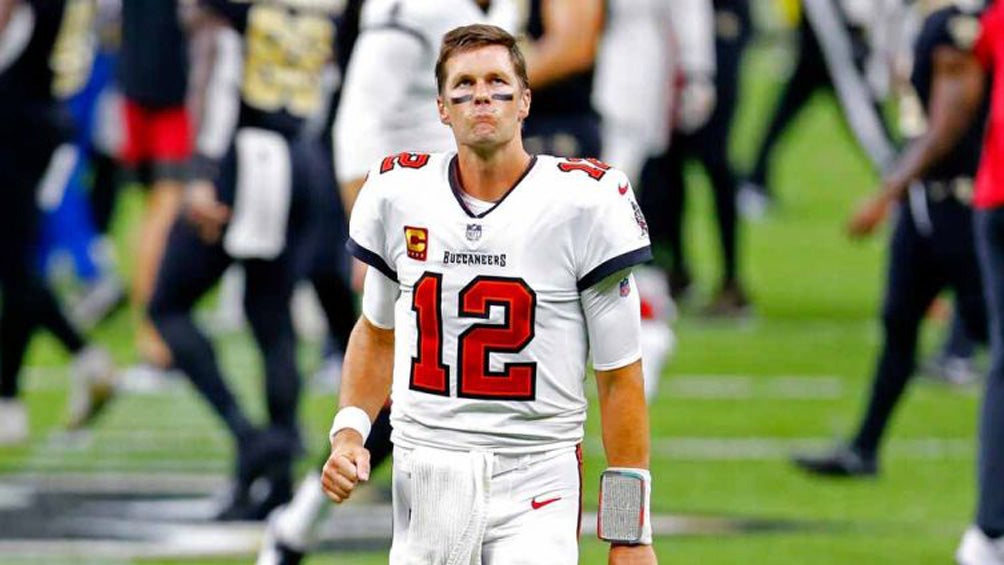 Tom Brady se lamenta tras caer en su debut con Tampa Bay