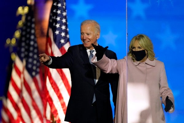 Biden saluda a sus simpatizantes junto a su esposa 