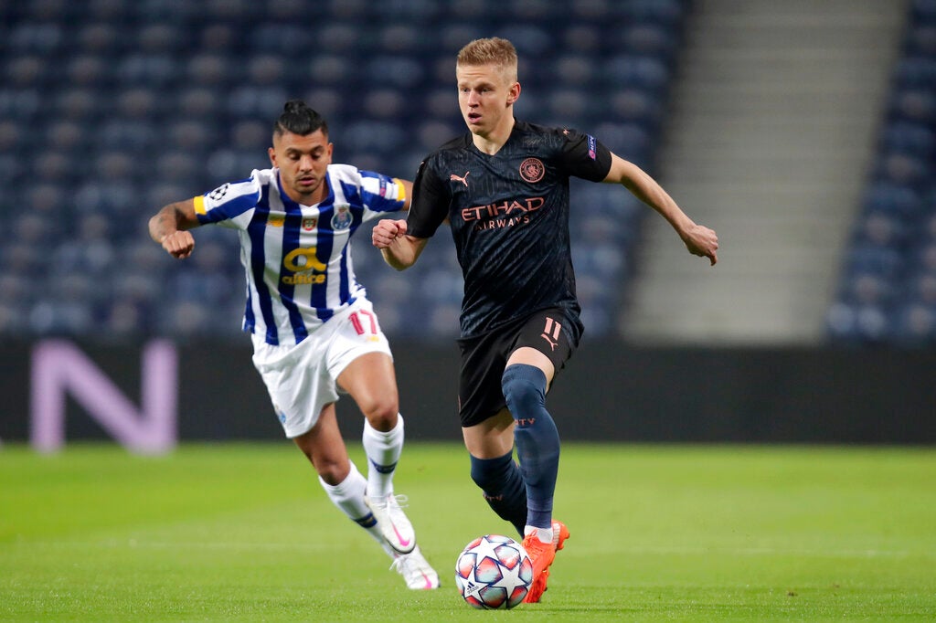 El mexicano enfrentando al Manchester City en la Fase de Grupos