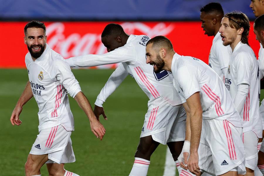 Jugadores del Real Madrid celebran gol ante el Atlético