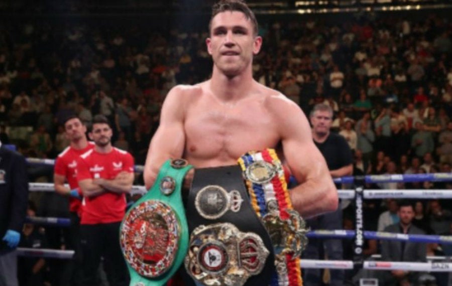 Callum Smith, rival del Canelo, con sus cinturones