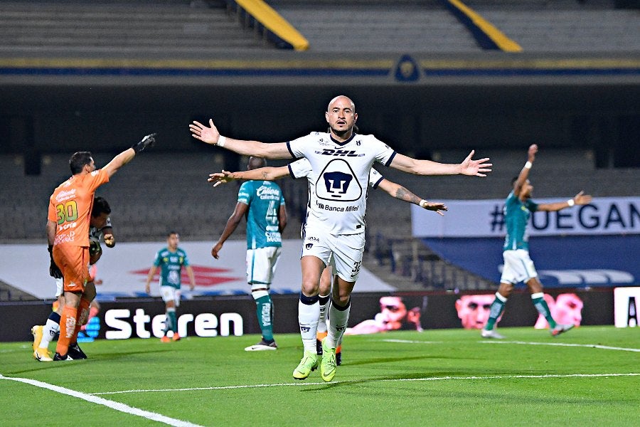 Carlos González celebrando un gol con Pumas