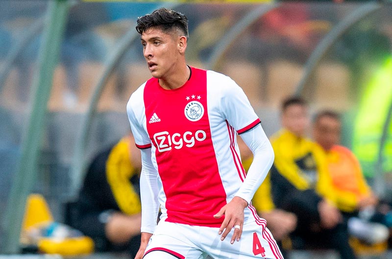 Edson Álvarez en un partido con el Ajax