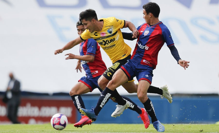 Diego Medina y Jesús Venegas pelean por el balón