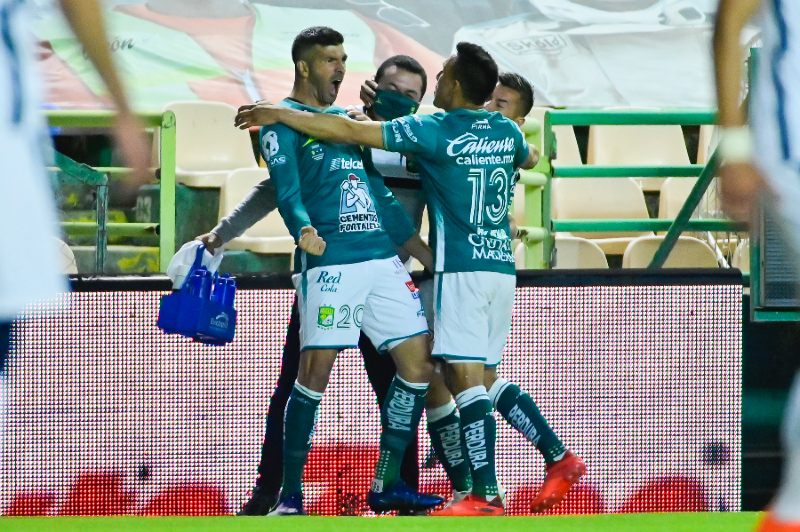 Gigliotti celebrando un gol con sus compañeros