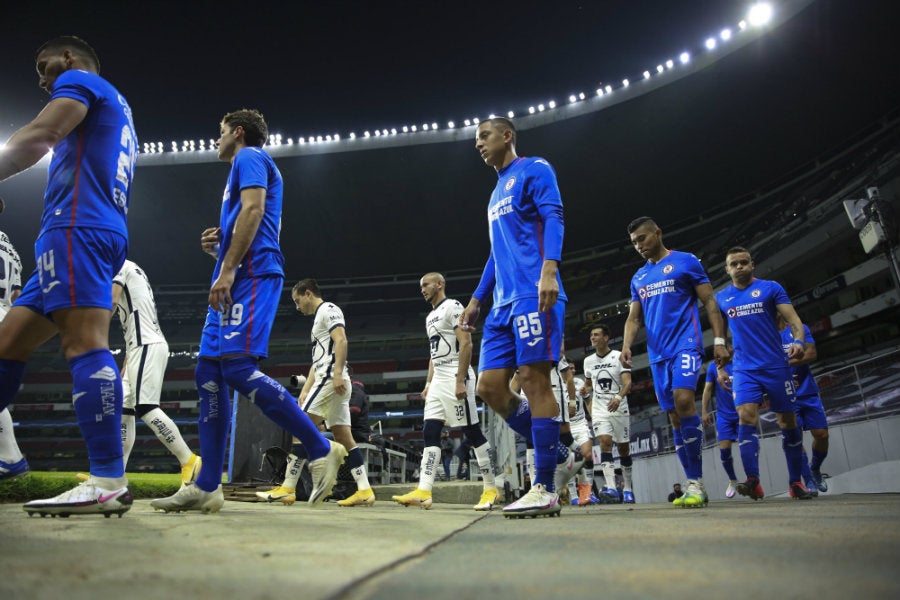 Cruz Azul y Pumas antes de juego en el Azteca