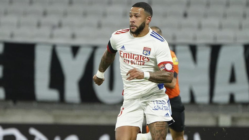 Memphis Depay durante un duelo con el Olympique de Lyon