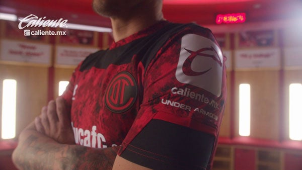 Caliente en el nuevo jersey de Toluca 