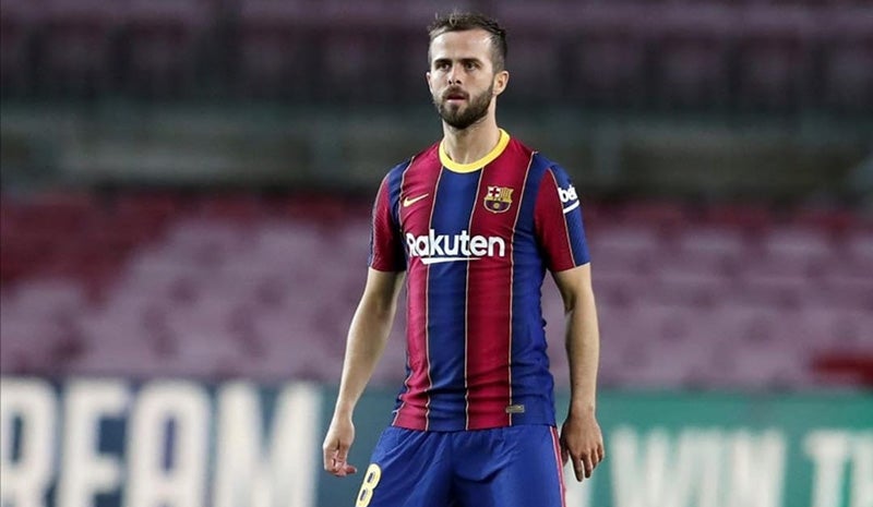 Miralem Pjanic durante un duelo con el Barcelona 